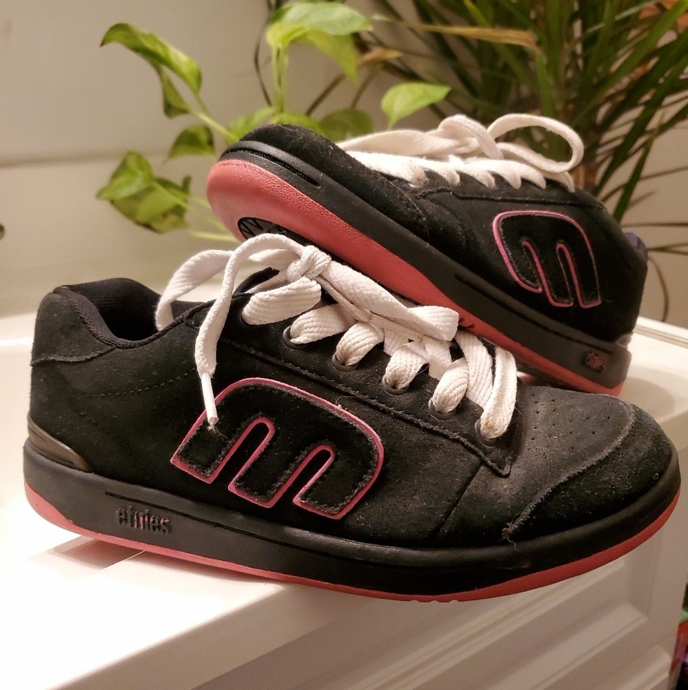 Etnies size 7 pink and black skater shoes